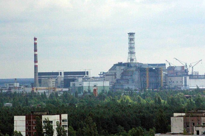 Widok na Czarnobylską Elektrownię Jądrową z dachu wieżowca w Prypec, 2007 r.
