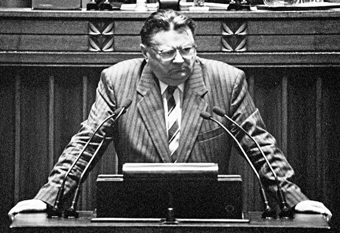 Jan Olszewski przemawia w Sejmie w nocy z 4 na 5 czerwca 1992 r.