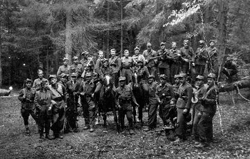 Grupa sztabowa zgrupowania &bdquo;Ognia&rdquo; nad Przełączą Borek w&nbsp;Gorcach latem 1946 r