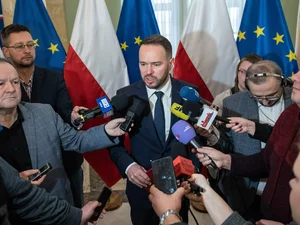 Miniatura: Usunął krzyż z sali urzędu. Sąd...