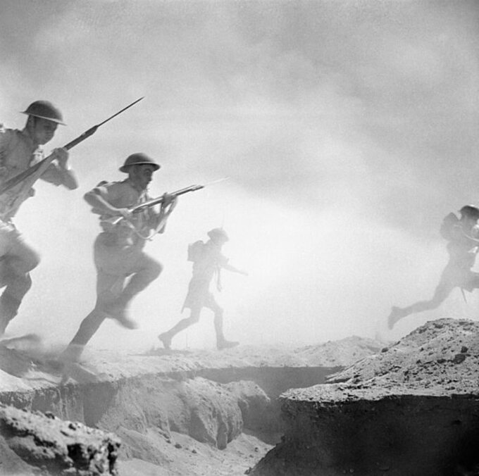 Druga bitwa pod El Alamein, żołnierze brytyjscy w natarciu
