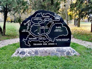 Pomnik Trianon, B&aacute;tasz&eacute;k