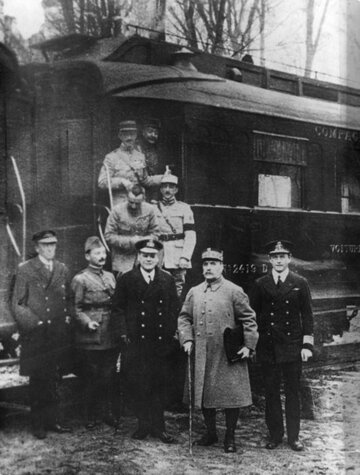 Ferdinand Foch przed wagonem kolejowym w&nbsp;lesie Compi&egrave;gne