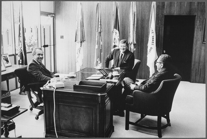 John Wayne (w środku) na spotkaniu z prezydentem Richardem Nixonem i Henrym Kissingerem w San Clemente w Kalifornii , lipiec 1972