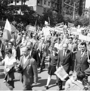Dziennikarze na warszawskim pochodzie pierwszomajowym, 1961 r. 