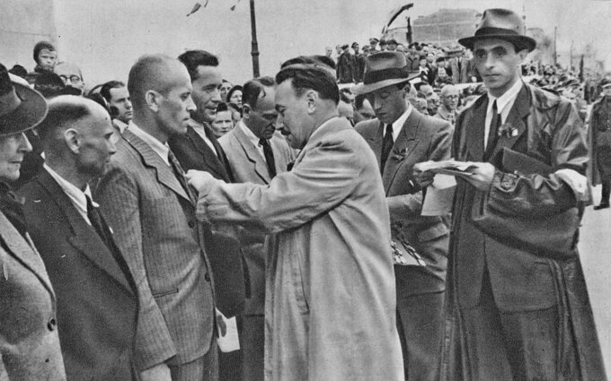 Bolesław Bierut dekorujący przodownik&oacute;w pracy uczestniczących w&nbsp;odbudowie mostu Poniatowskiego w&nbsp;Warszawie (1946)