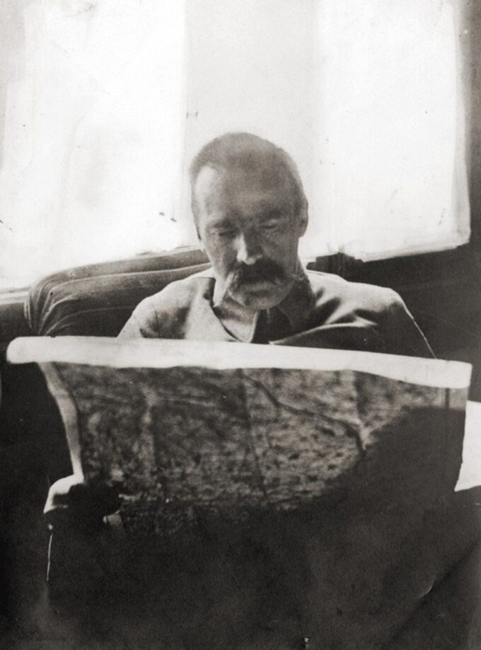 Józef Piłsudski nad mapą w okresie bitwy warszawskiej
