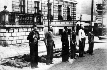 Niemcy zabijają ludzi z&nbsp;łapanki, Bydgoszcz, wrzesień 1939