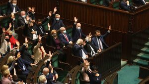 Miniatura: Sejm łata Polski Ład. Posłowie przyjęli...