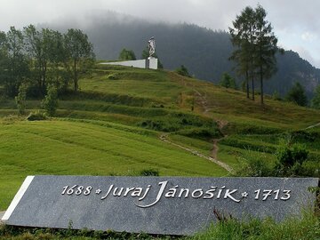 Tablica i&nbsp;pomnik upamiętniające Janosika