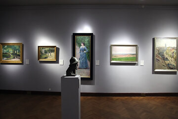 W. Podkowiński, Nowy Świat w&nbsp;Warszawie w&nbsp;dzień letni. Obraz w&nbsp;Muzeum (pierwszy po&nbsp;prawej)