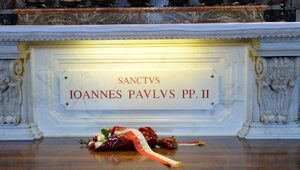 Miniatura: Rzecznik KEP przy grobie Jana Pawła II:...