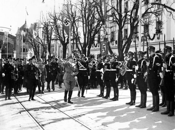 Adolf Hitler dokonuje przeglądu pułku Leibstandarte SS po przybyciu do Klagenfurtu w kwietniu 1938