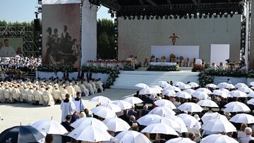 Markowa, 10.09.2023. Uczestnicy mszy świętej, sprawowanej w&nbsp;ramach uroczystości beatyfikacyjnych rodziny Ulm&oacute;w