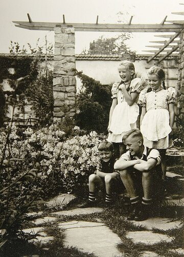 Dzieci Rudolfa H&ouml;&szlig;a w&nbsp;ogrodzie jego willi bezpośrednio przy obozie Auschwitz. Stoją od&nbsp;lewej c&oacute;rki: Ingebritte (Brigitte) i&nbsp;Heidetraut, poniżej synowie: Hans-J&uuml;rgen (Burling) i&nbsp;Klaus-Berndt. (Najmłodsza c&oacute;rka Annagret urodziła się w&nbsp;Auschwitz &ndash; w&nbsp;1943)