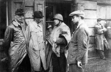 Powstanie Warszawskie. Generał &bdquo;B&oacute;r&rdquo; (drugi z&nbsp;lewej) i&nbsp;pułkownik &bdquo;Radosław&rdquo; (następny) na&nbsp;odprawie w&nbsp;okolicach fabryki Kammlera przy ul. Dzielnej na&nbsp;Woli