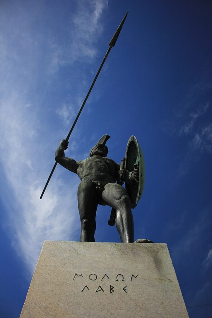Pomnik króla Sparty Leonidasa. Napis głosi "Chodź i weź". Tymi słowami Leonidas miał odpowiedzieć Kserksesowi, który kazał mu oddać przesmyk termopilski