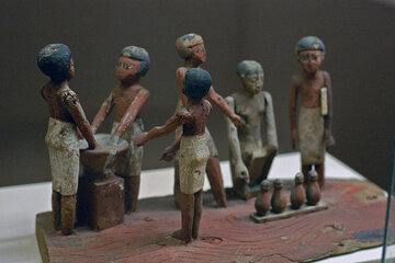 Drewniany model pokazujący produkcję piwa w&nbsp;starożytnym Egipcie, Rosicrucian Egyptian Museum, San Jose, Kalifornia