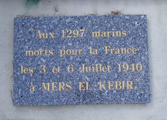 Tablica w Toulonie ku pamięci francuskich marynarzy zabitych w Mers el-Kébir