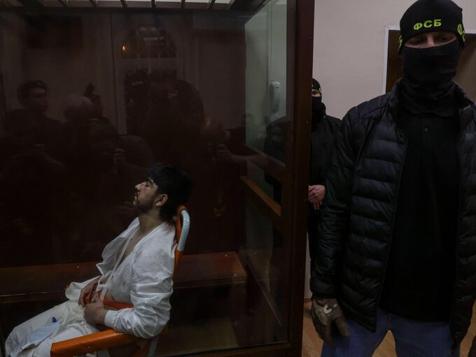 Muhammadsobi Faizow, jeden z podejrzanych o udział w zamachu na salę koncertową Crocus City Hall pod Moskwą. Mężczyzna został przywieziony do sądu na wózku