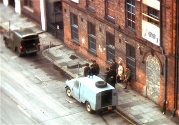 Brytyjscy żołnierze zatrzymują parę na&nbsp;ulicy Belfastu, 1974&nbsp;r.