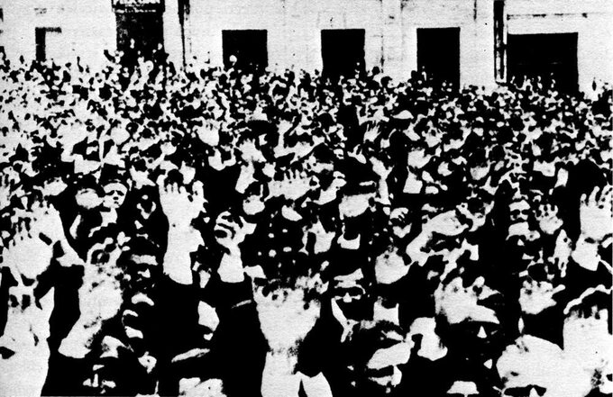 Chłopi głosują za udziałem w strajku (Przeworsk, 1937)