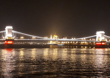 Biało-czerwony Most Łańcuchowy (z Parlamentem w tle)  w Budapeszcie 