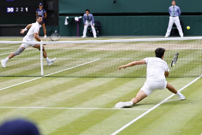 Carlos Alcaraz i Novak Djokovic w finale Wimbledonu 2025