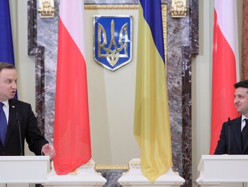 Prezydent RP Andrzej Duda (L) i&nbsp;prezydent Ukrainy Wołodymyr Zełenski (P) podczas konferencji prasowej w&nbsp;Pałacu Maryjskim w&nbsp;Kijowie,