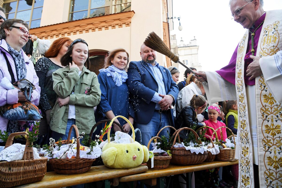 Metropolita krakowski, arcybiskup Marek Jędraszewski (P) święci pokarmy na krakowskim Rynku 