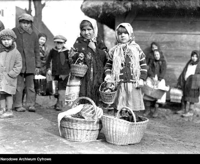 Dziewczynki niosące kosze ze święconką. 1937 rok