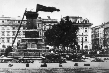 Niemcy demontują pomnik Adama Mickiewicza, Rynek Gł&oacute;wny w&nbsp;Krakowie (17 sierpnia 1940)