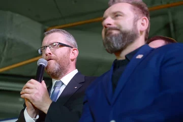 Grzegorz Braun z organizacji Pobudka i prezes Stowarzyszenia Skuteczni Piotr Liroy-Marzec w sztabie wyborczym Konfederacji 