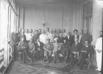Rząd Południa Rosji. Sewastopol, kwiecień 1920&nbsp;r. Piotr Wrangel siedzi czwarty od&nbsp;prawej