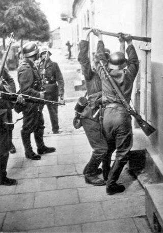Niemcy włamują się do domów Polaków po ataku na Polskę, wrzesień 1939