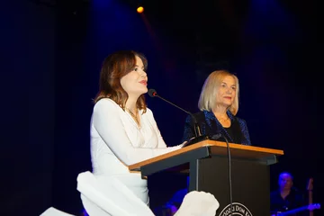 Gala "Kochać i chronić" w Kielcach Wiceprezes PiS Anna Krupka i marszałek województwa świętokrzyskiego Renata Janik podczas gali "Kochać i chronić"