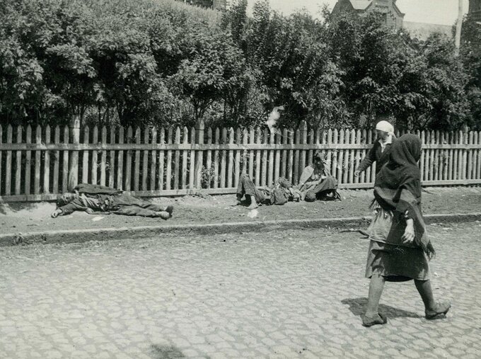 Zmarli z głodu na ulicy w Charkowie 1932. Autor zdjęcia: Alexander Wienerberger