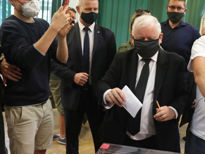 Jarosław Kaczyński podczas głosowania w wyborach prezydenckich