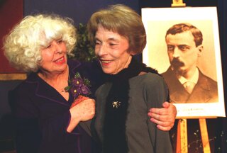 Katowice, 2000 rok. Otwarcie wystawy "Henryk Sienkiewicz /1846 -1916/ Dla&nbsp;pokrzepienia serc". Na&nbsp;zdjęciu Barbara Wachowicz i&nbsp;wnuczka pisarza -&nbsp;Maria Sienkiewicz