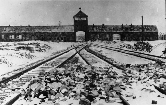 Tory kolejowe, wartownia i brama główna Auschwitz II (Birkenau), widok z rampy wewnątrz obozu, 1945