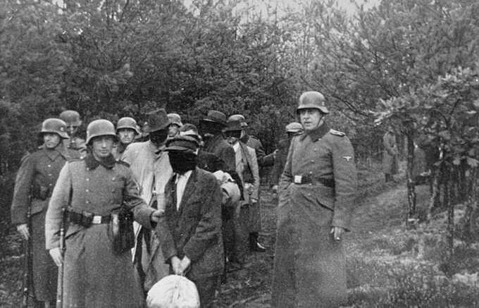 Niemcy prowadzą swoje ofiary na egzekucję. Palmiry, 1940 rok