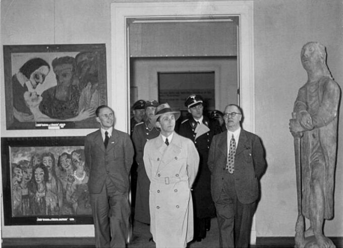 Joseph Goebbels (w środku) na Wystawie Sztuki Zdegenerowanej