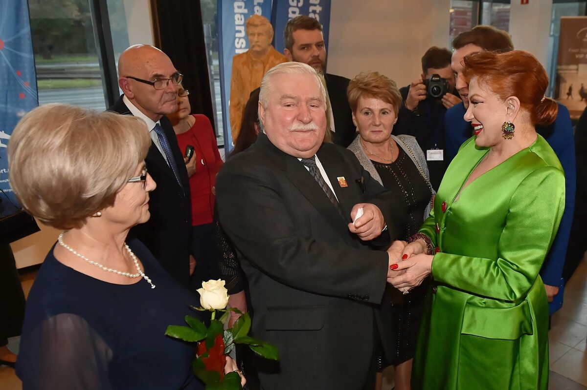 Lech Wałęsa (C) z żoną Danutą (L) oraz ambasador USA w Polsce Georgette Mosbacher (P) 