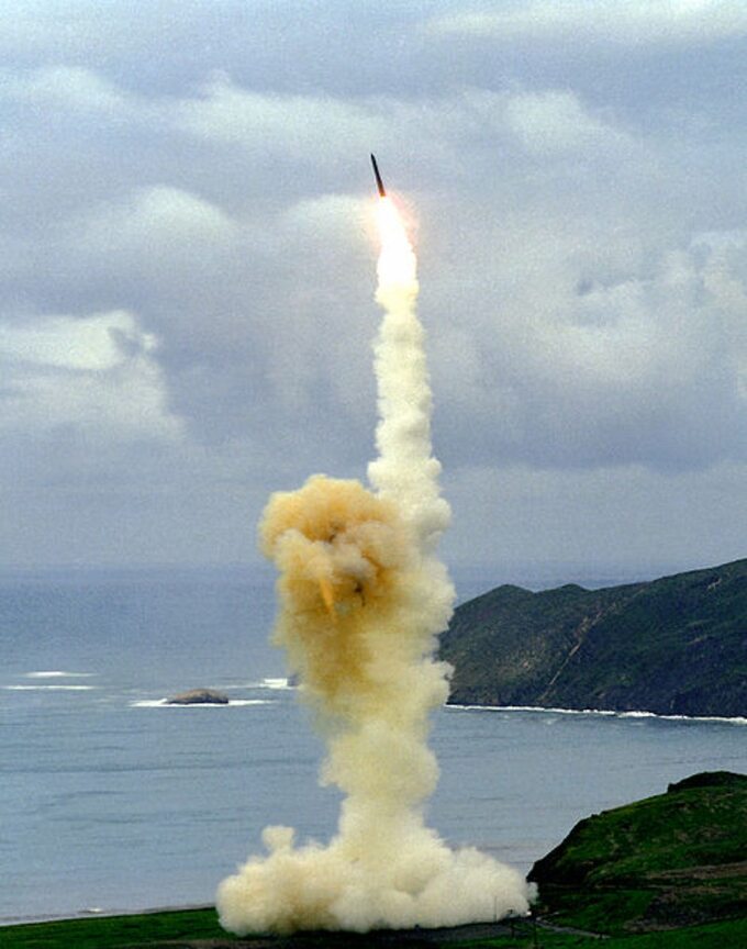 Odpalenie międzykontynentalnego pocisku balistycznego (ICBM) Minuteman III z bazy Vandenberg w Kalifornii