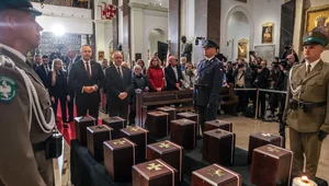 Miniatura: Pogrzeb ofiar zbrodni katyńskiej....