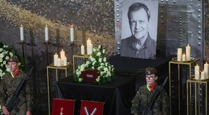 Miniatura: Jan Frycz pożegnany na Powązkach....