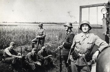 Niemieccy policjanci sfotografowani przed akcją w&nbsp;Michniowie (12 lipca 1943)