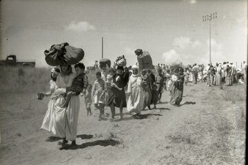 W 1948 r. Żydzi wypędzili 730 tys. Palestyńczyk&oacute;w z ich dom&oacute;w i ziemi. Na zdjęciu: arabskie kobiety i dzieci wypędzone ze wsi Tantura, następnie zniszczonej