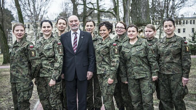 Dzień Kobiet w&nbsp;1 Warszawskiej Brygadzie Pancernej w&nbsp;Wesołej. Antoni Macierewicz z&nbsp;żołnierkami