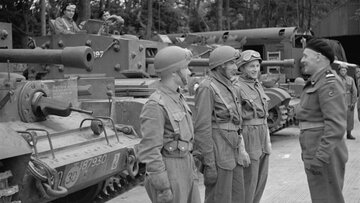 Gen. Maczek (po prawo) i&nbsp;żołnierze 1. Dywizji Pancernej